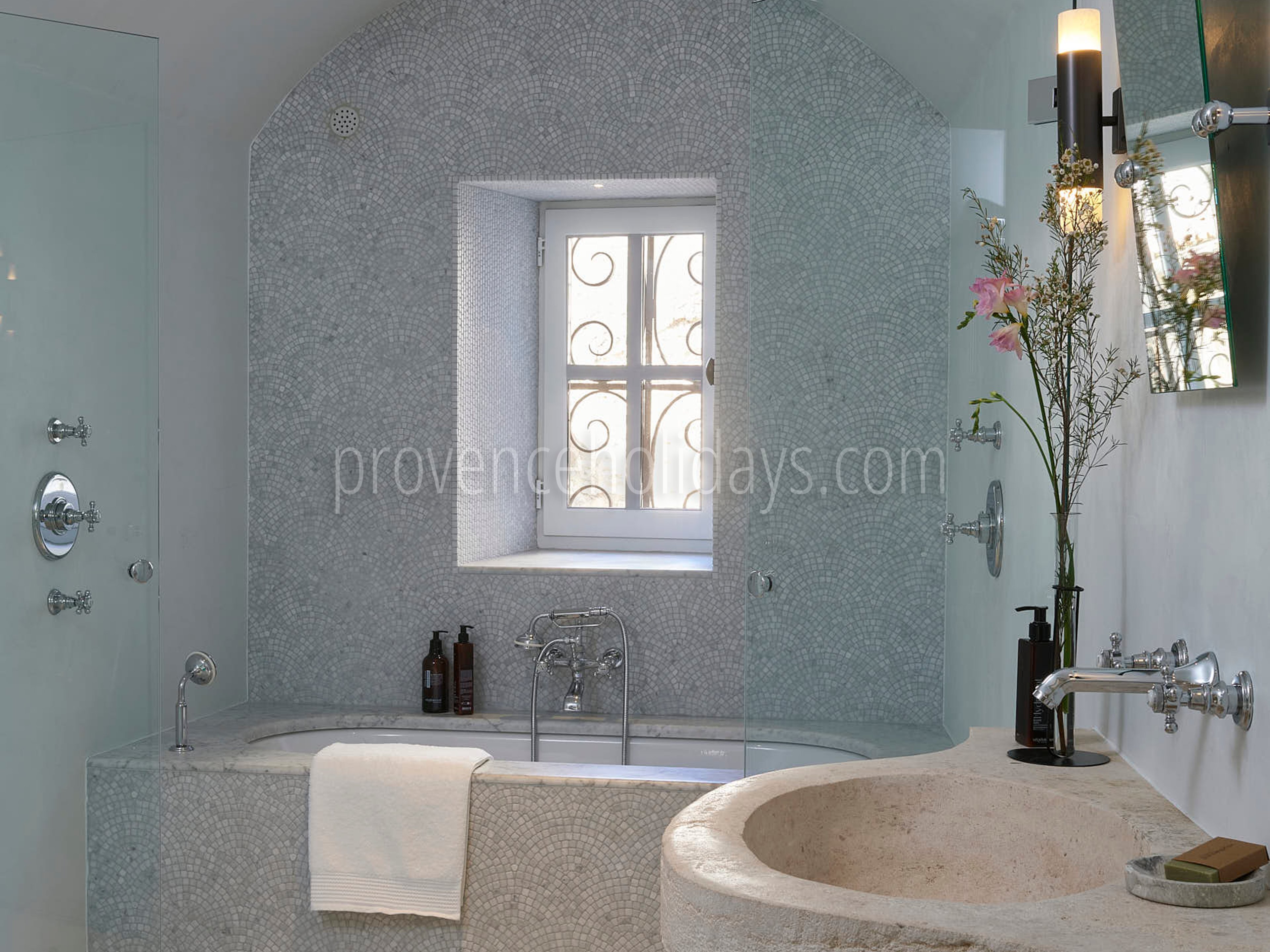 72 - Maison Tourelle: Villa: Bathroom