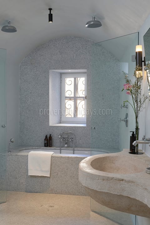 72 - Maison Tourelle: Villa: Bathroom