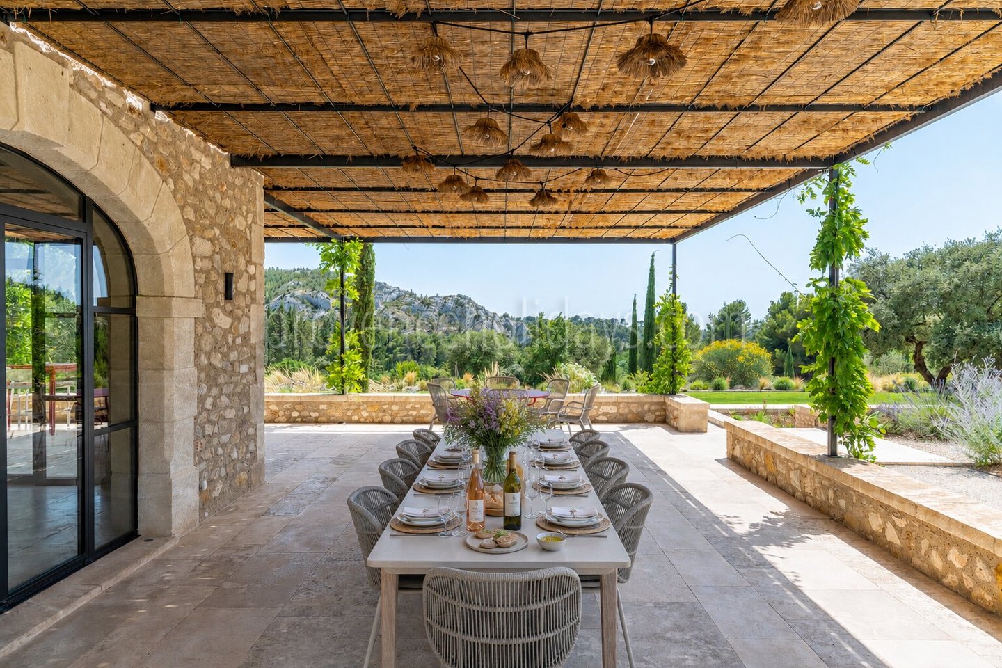 43 - Le Loup des Alpilles: Villa: Exterior