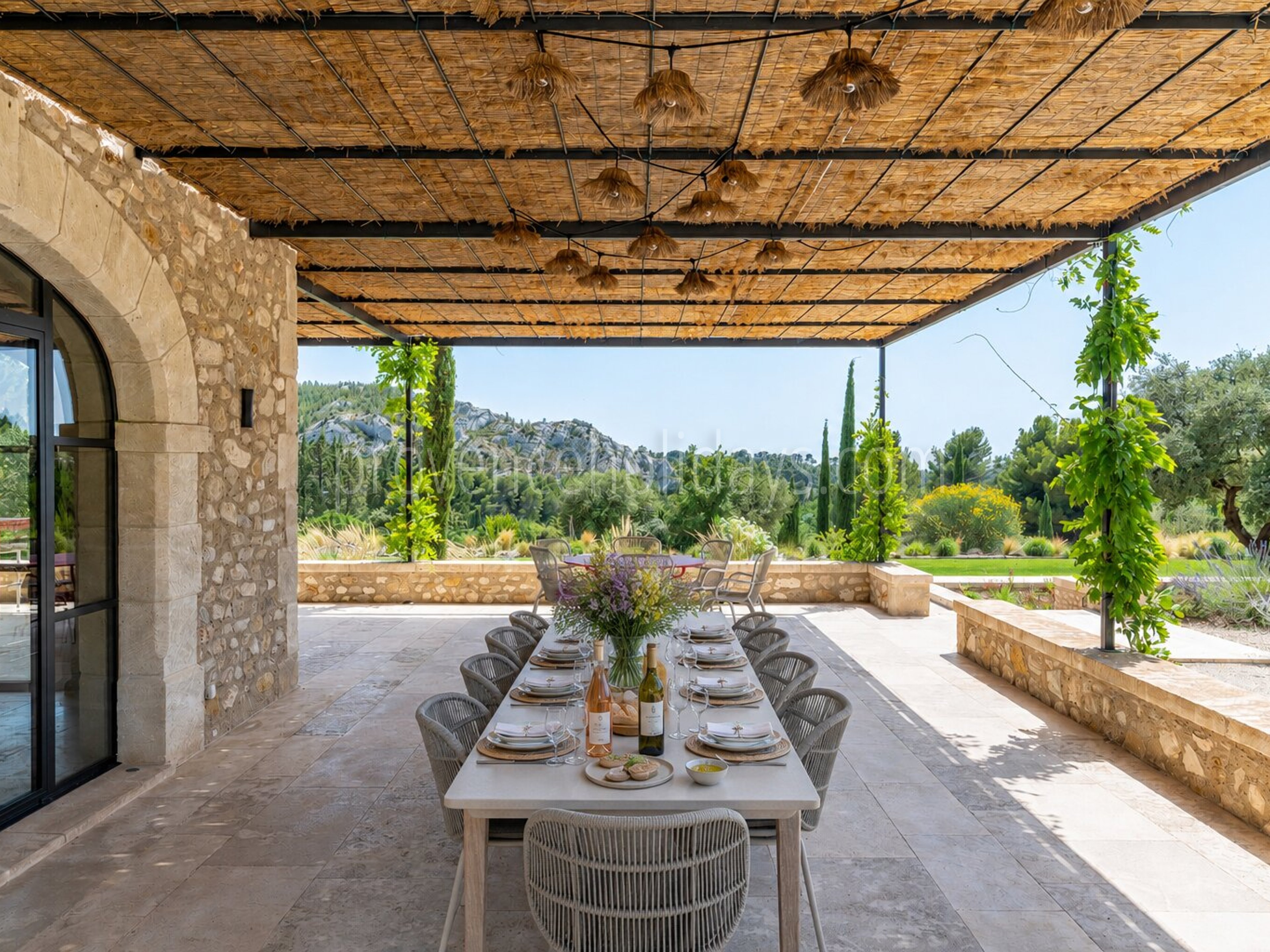43 - Le Loup des Alpilles: Villa: Exterior