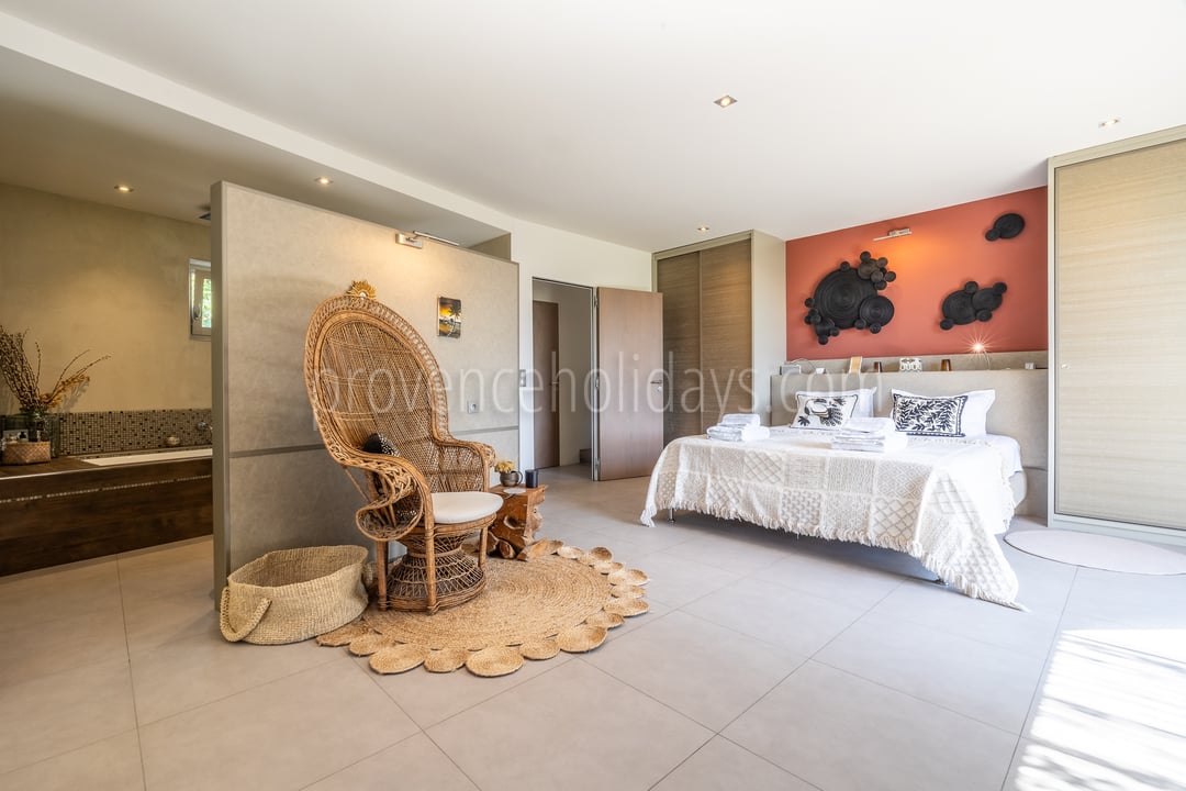 18 - Le Mas du Vallon: Villa: Bedroom