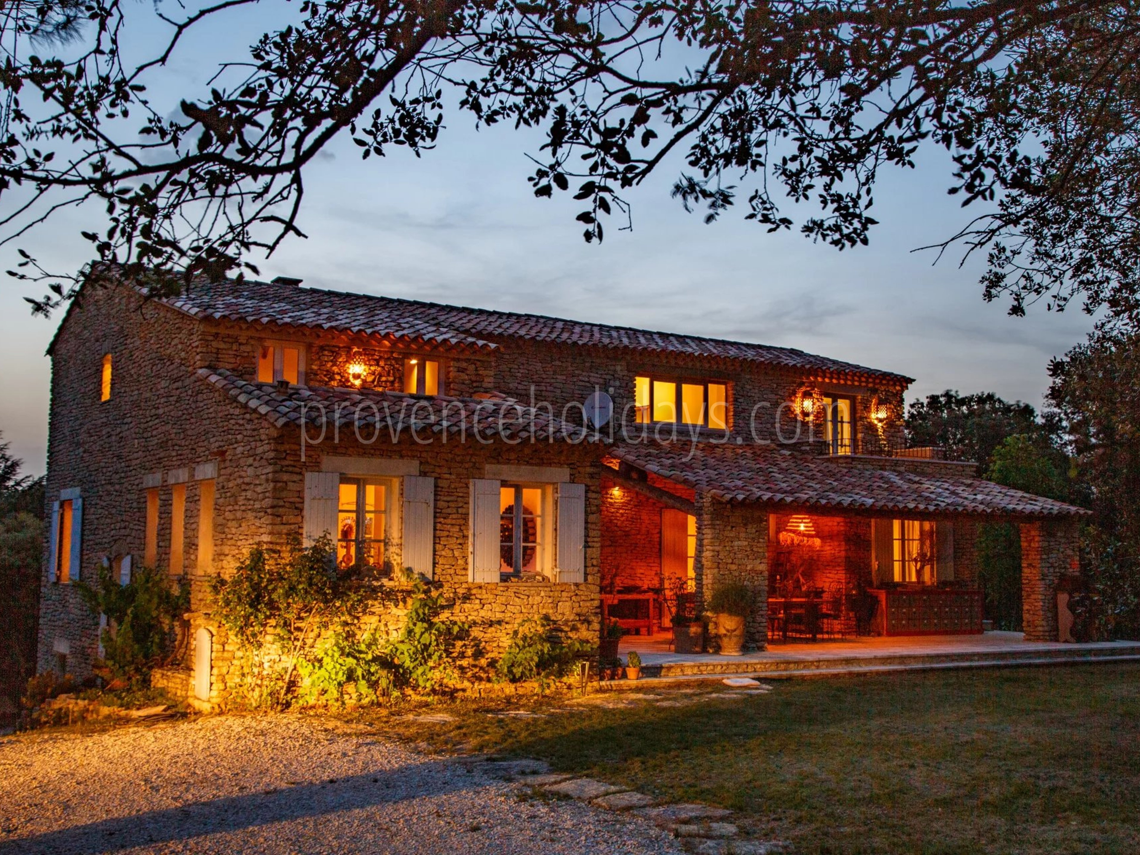 3 - Stone bastide with pool in Bonnieux: Villa: Exterior