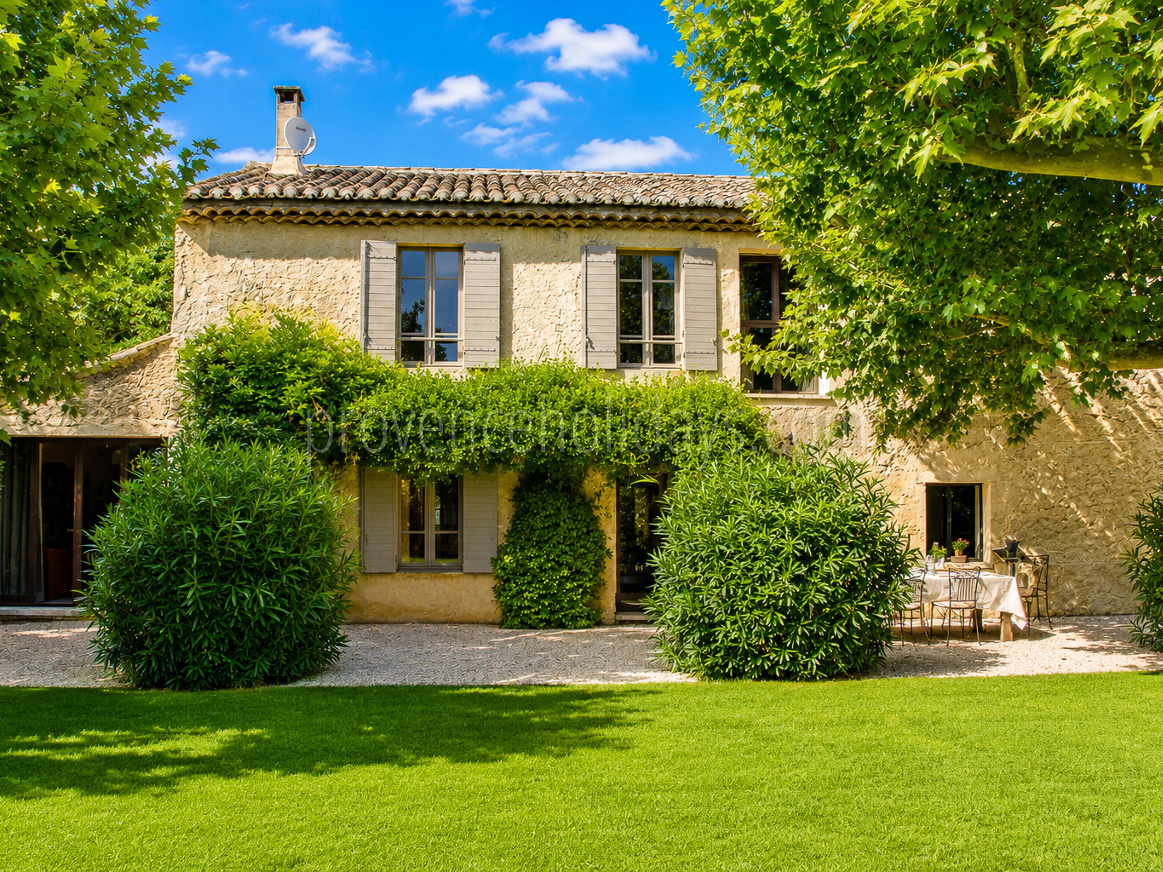 15 - Bauernhaus mit Blick auf den Luberon: Villa: Exterior