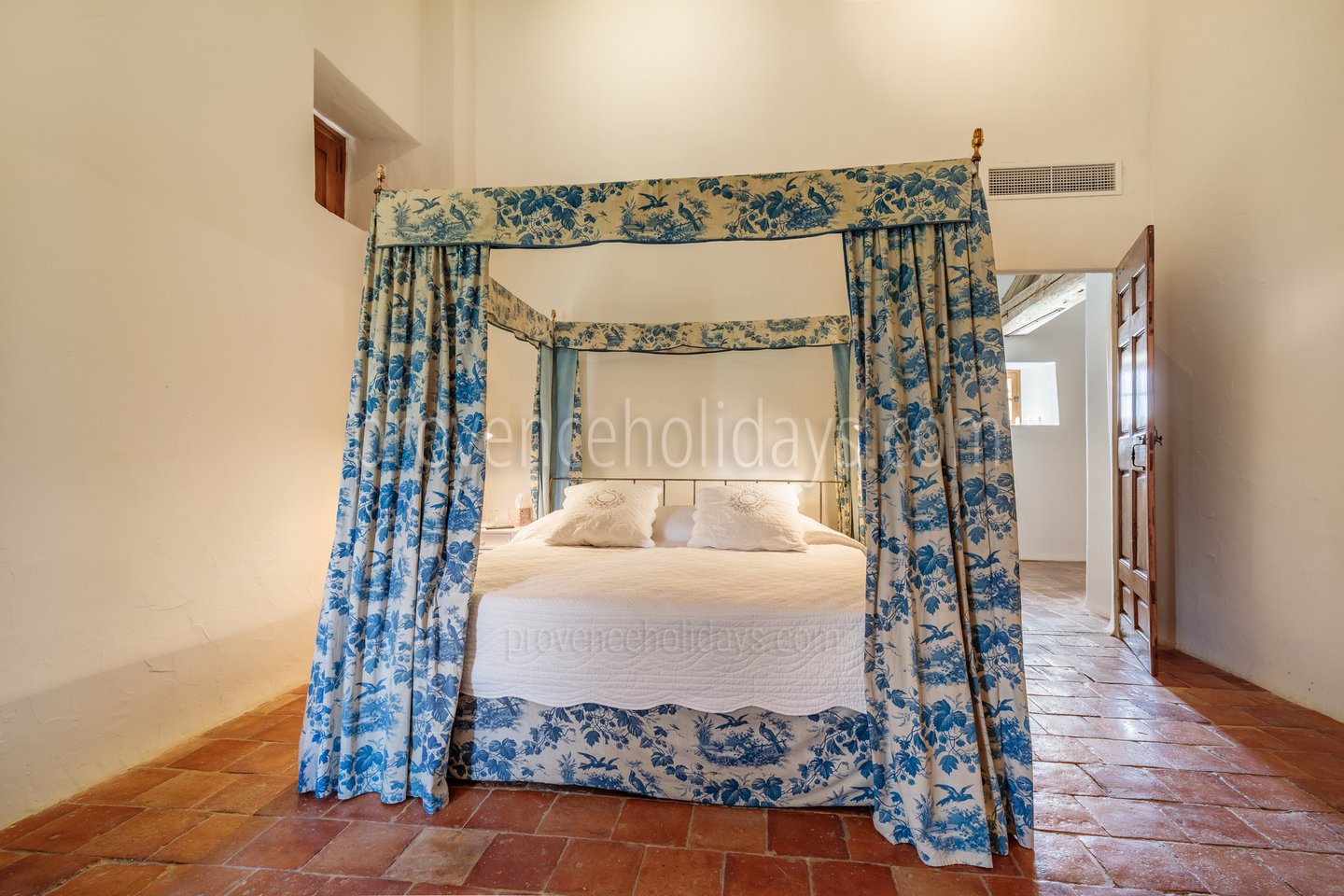 30 - Bastide de Luberon: Villa: Bedroom