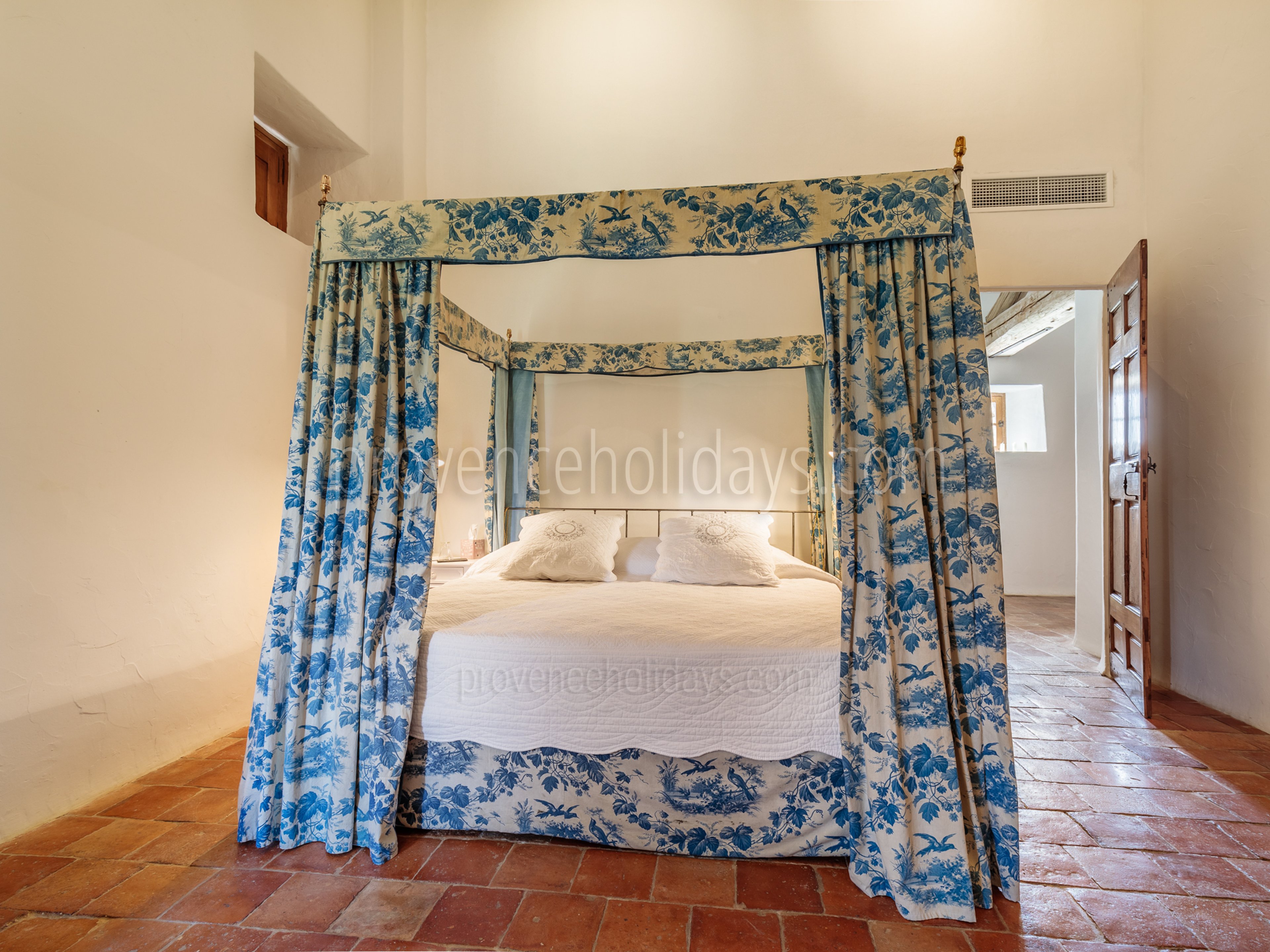 30 - Bastide de Luberon: Villa: Bedroom