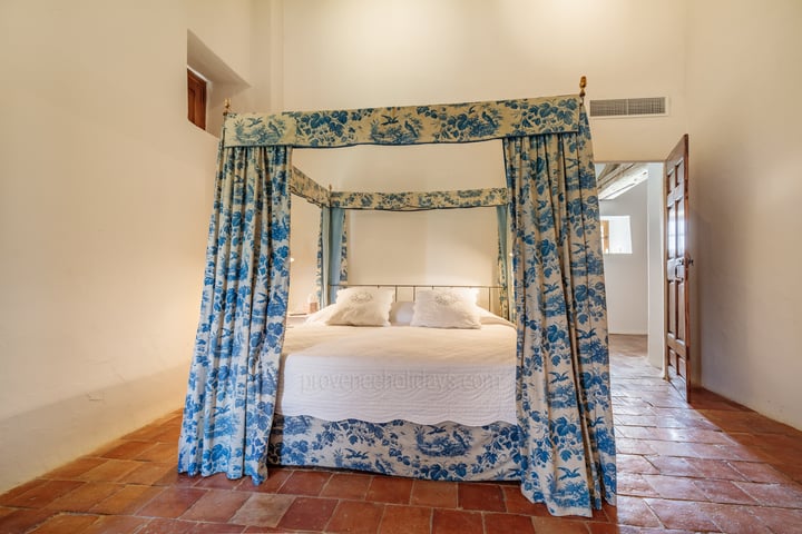 29 - Bastide de Luberon: Villa: Bedroom