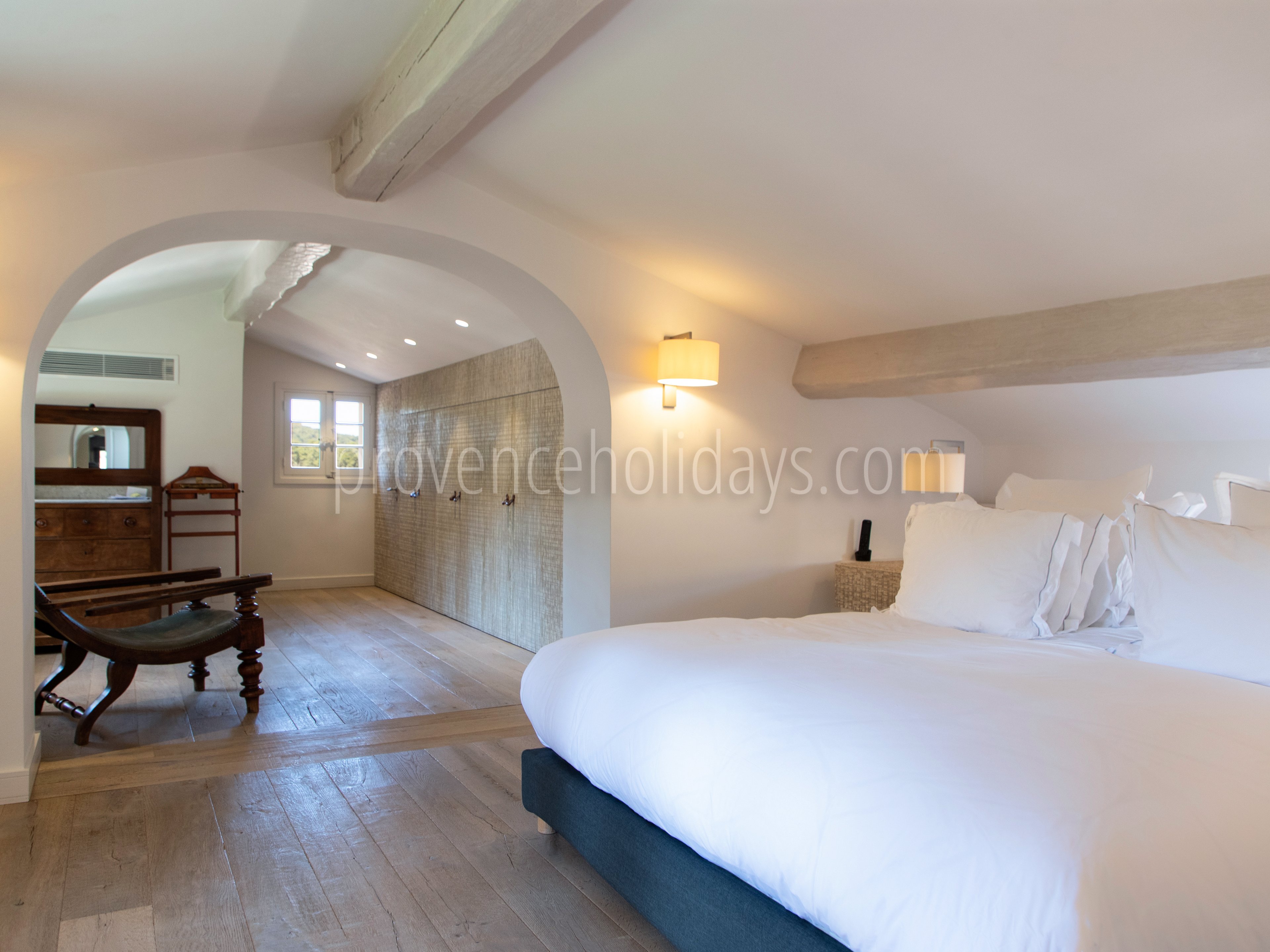 16 - Bastide Queen: Villa: Bedroom