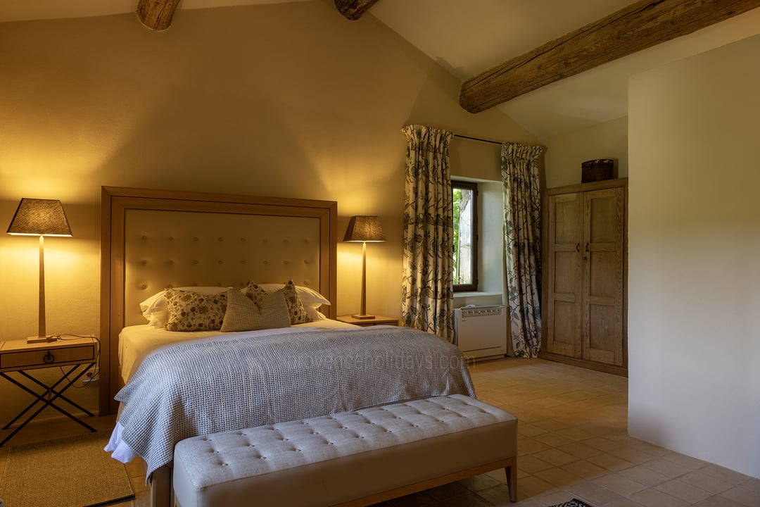 24 - Bastide Provençale: Villa: Bedroom