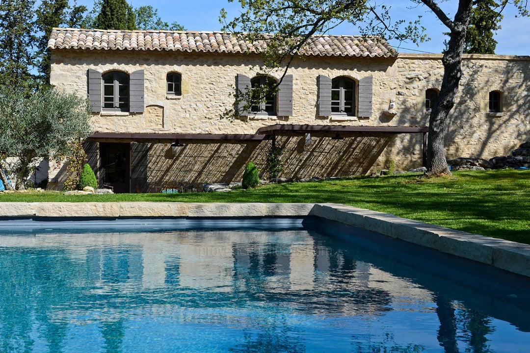 Interior-designed property with heated pool in the Luberon