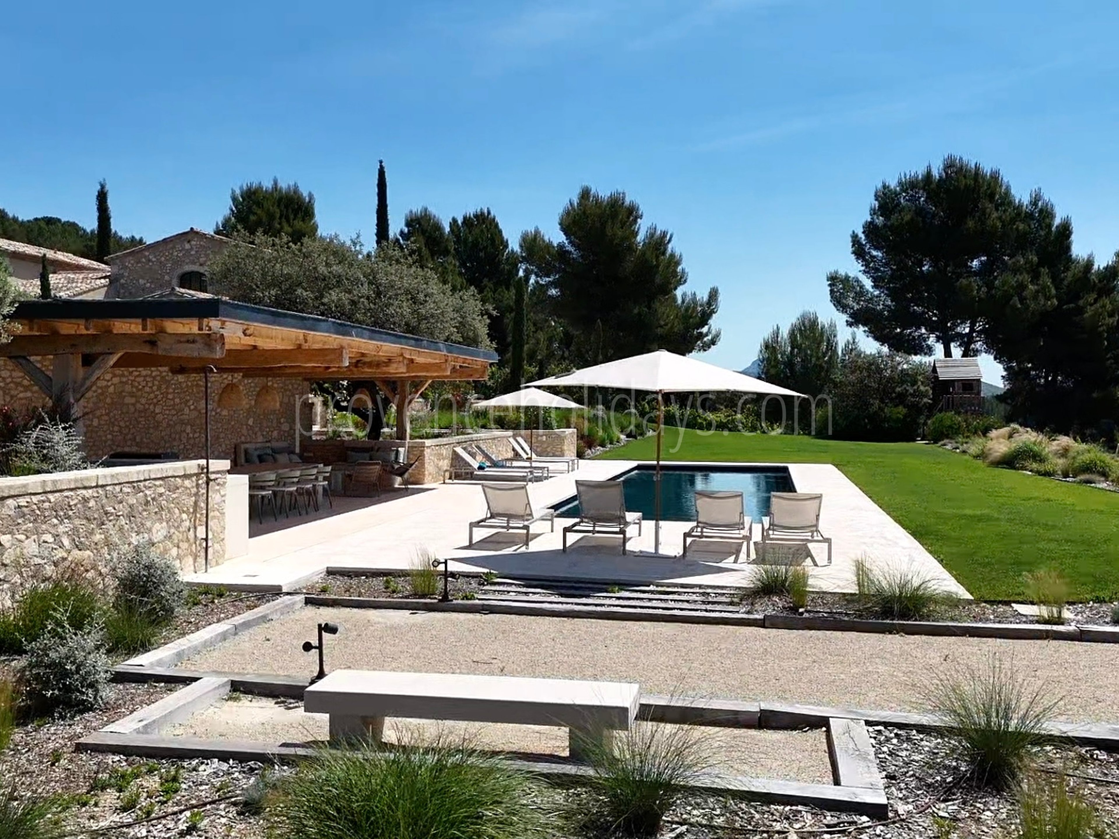 73 - Le Loup des Alpilles: Villa: Exterior