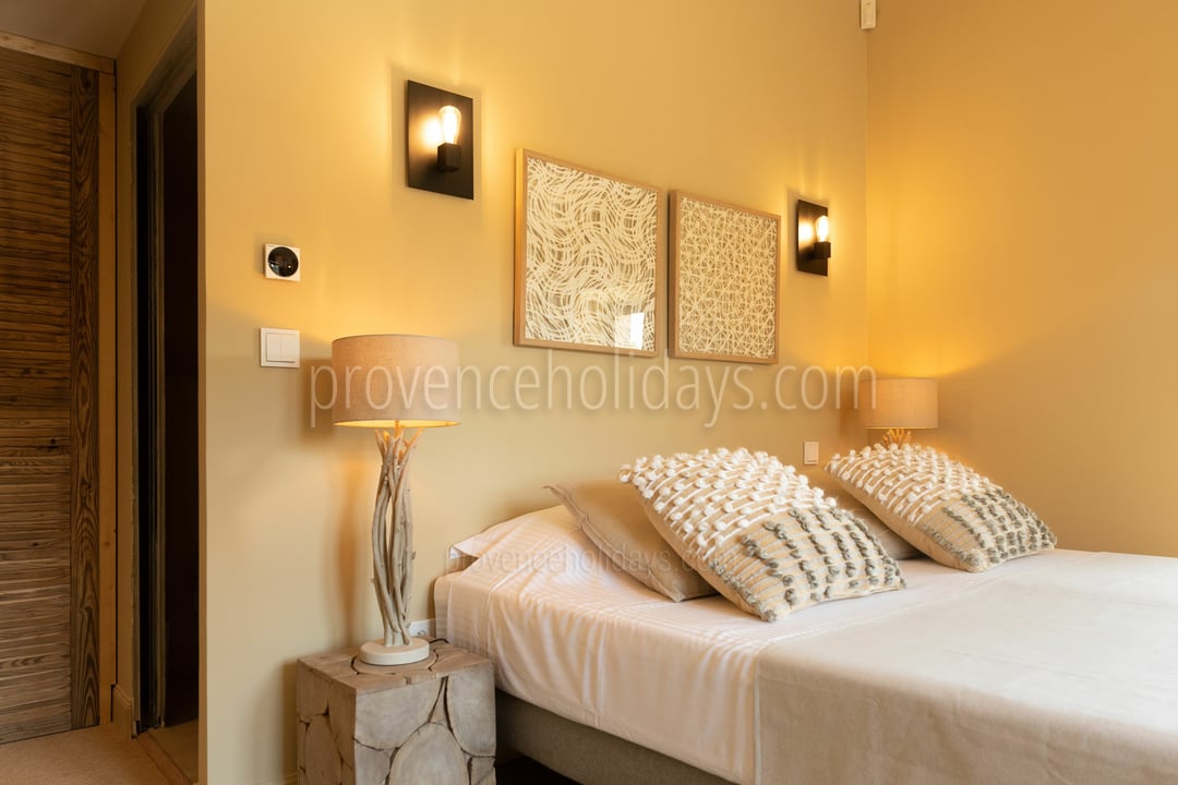 20 - Mas de Provence: Villa: Bedroom