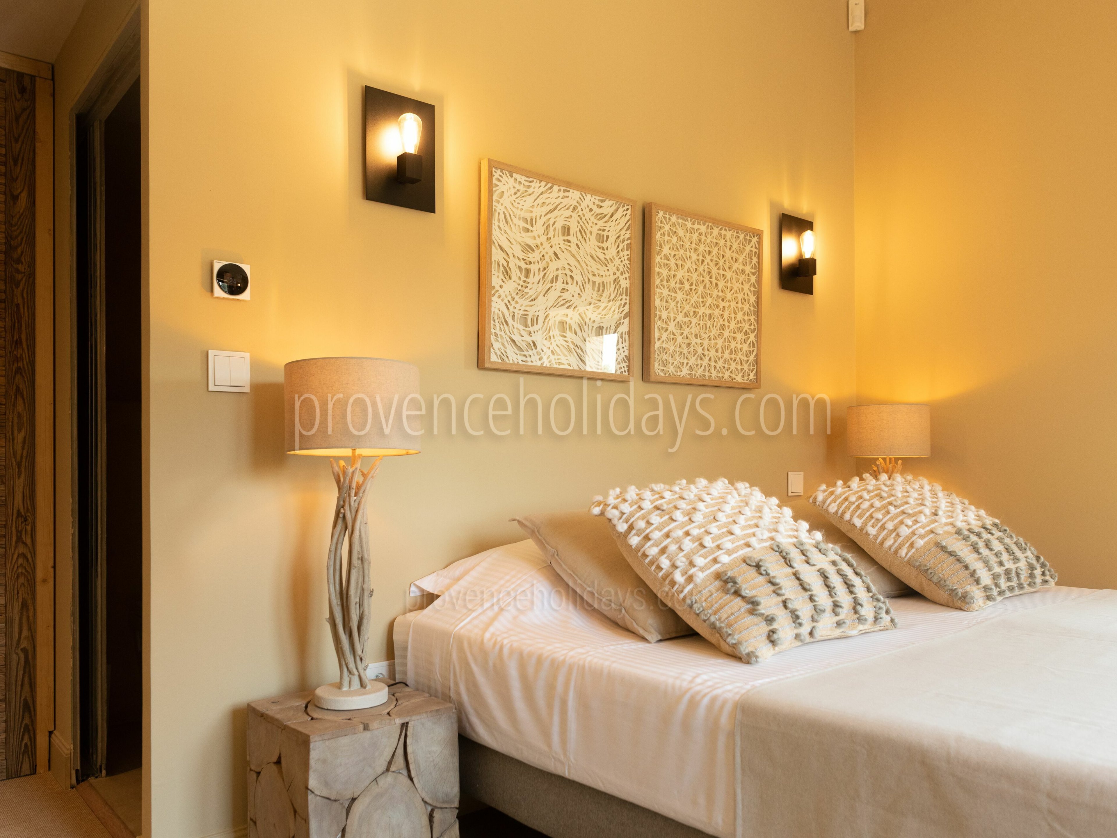 20 - Mas de Provence: Villa: Bedroom
