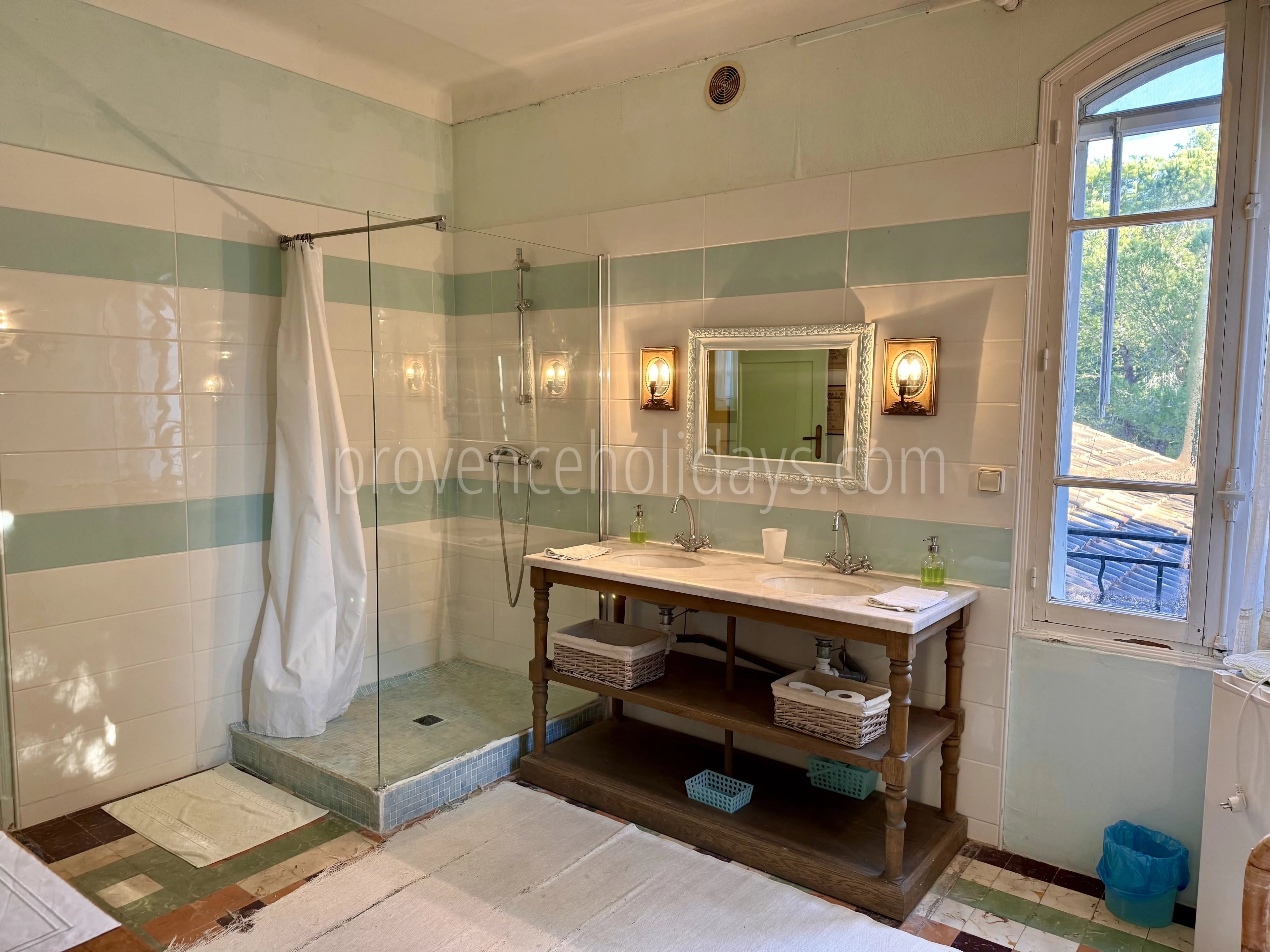 8 - Estate to renovate in Orgon: Villa: Interior