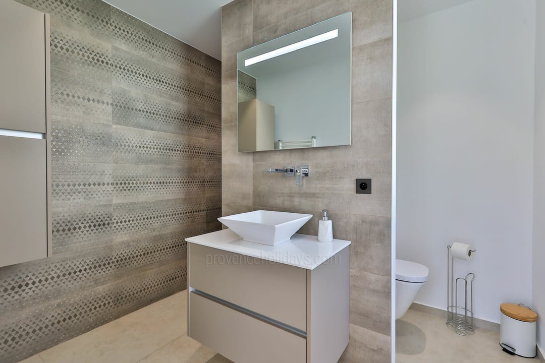 11 - Villa Clairazur: Villa: Bathroom