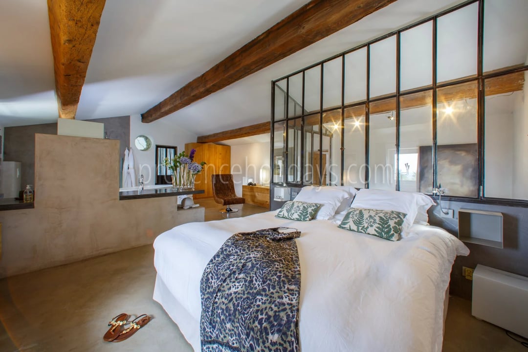 16 - Stone bastide with pool in Bonnieux: Villa: Bedroom