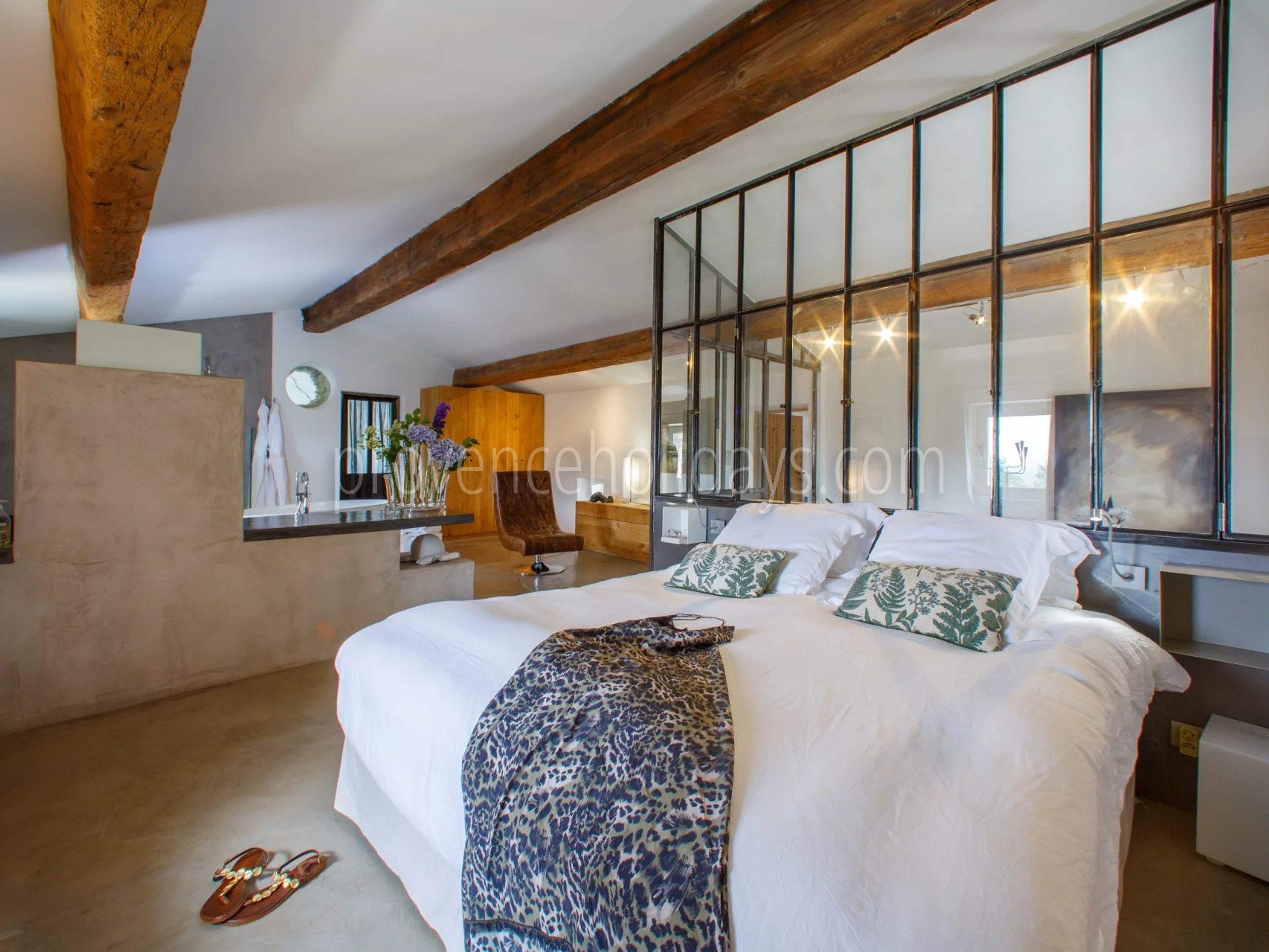 16 - Stone bastide with pool in Bonnieux: Villa: Bedroom