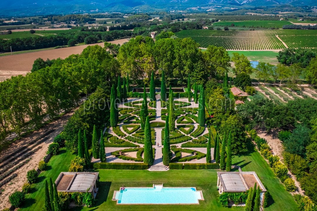 52 - Château de Luberon: Villa: Exterior