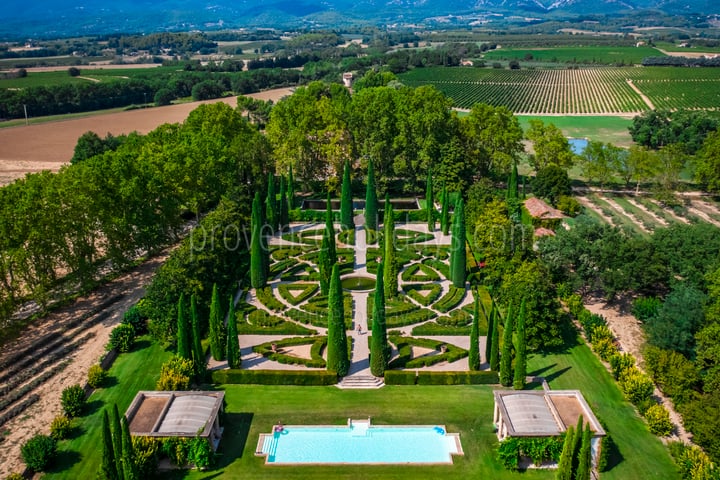52 - Château de Luberon: Villa: Exterior