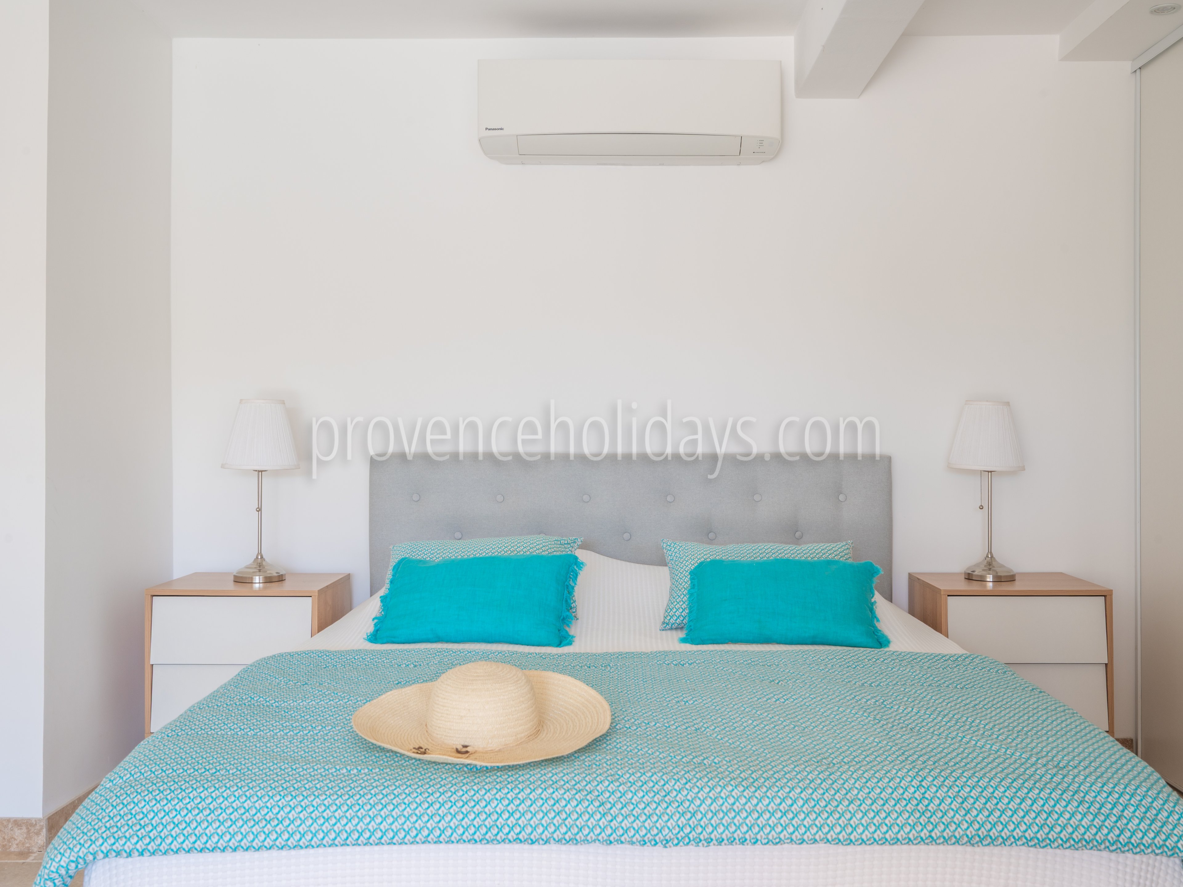 15 - La Pinède: Villa: Bedroom