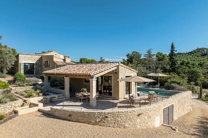 17th-century farmhouse with a panoramic view of Les Baux