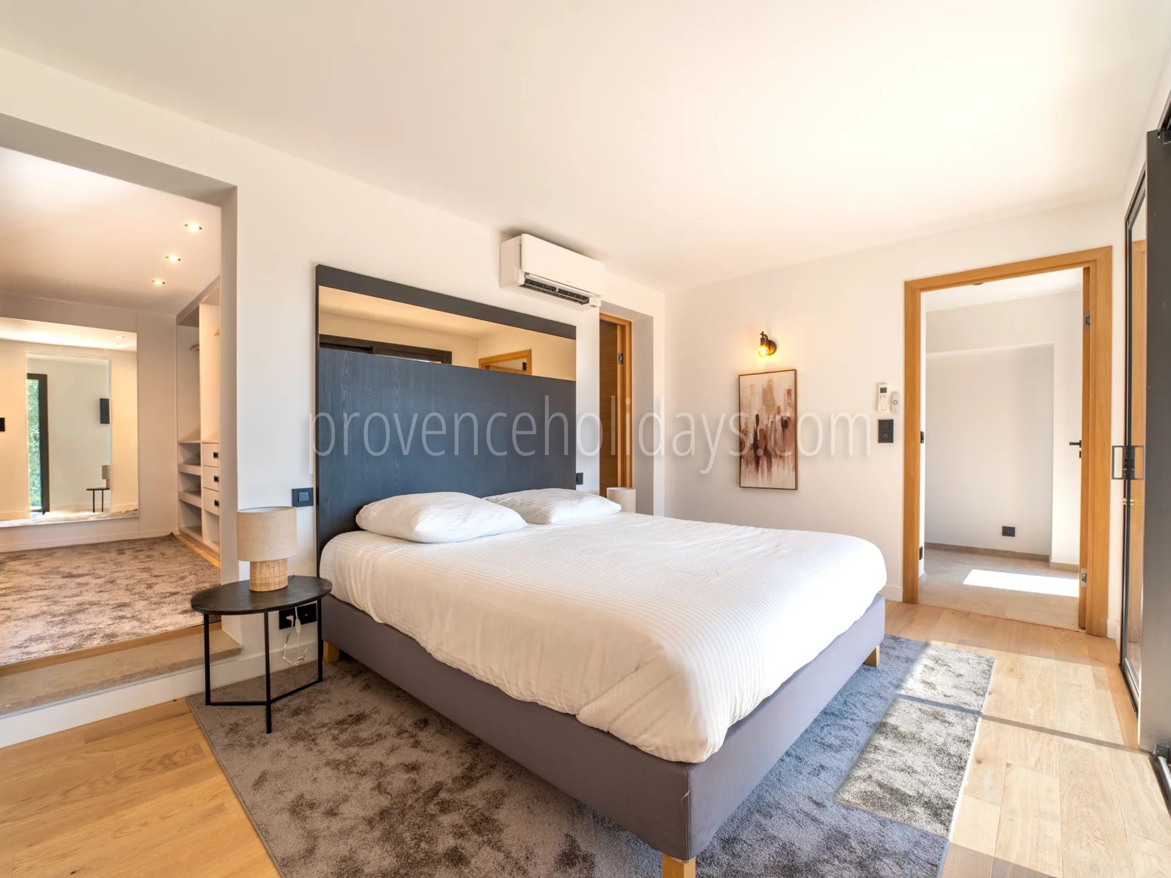 40 - Hedendaagse villa in Cavalaire-sur-Mer: Villa: Bedroom
