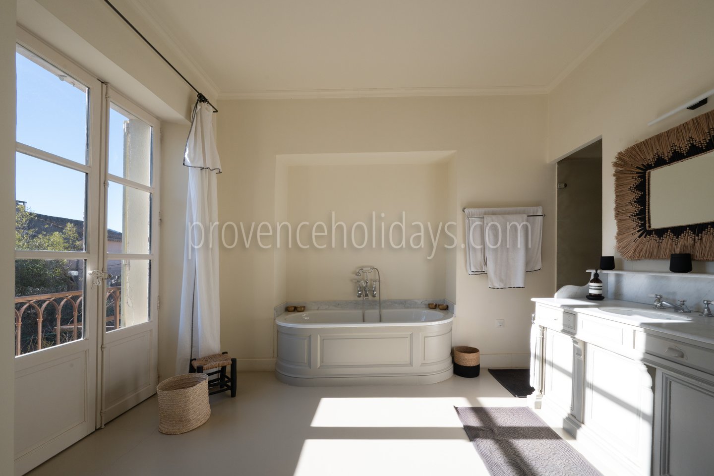 42 - Maison Maillane: Villa: Bathroom 1