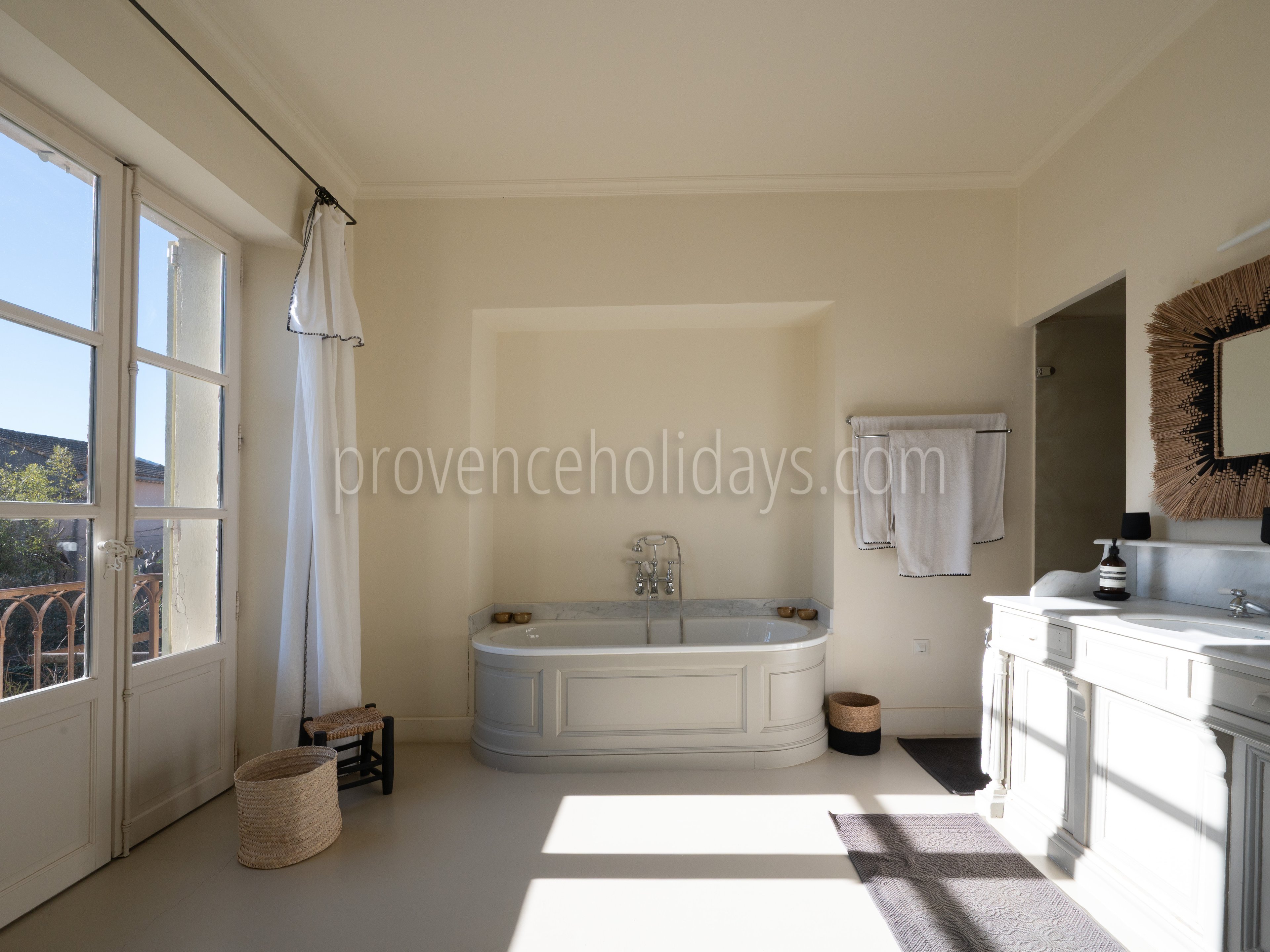 42 - Maison Maillane: Villa: Bathroom 1