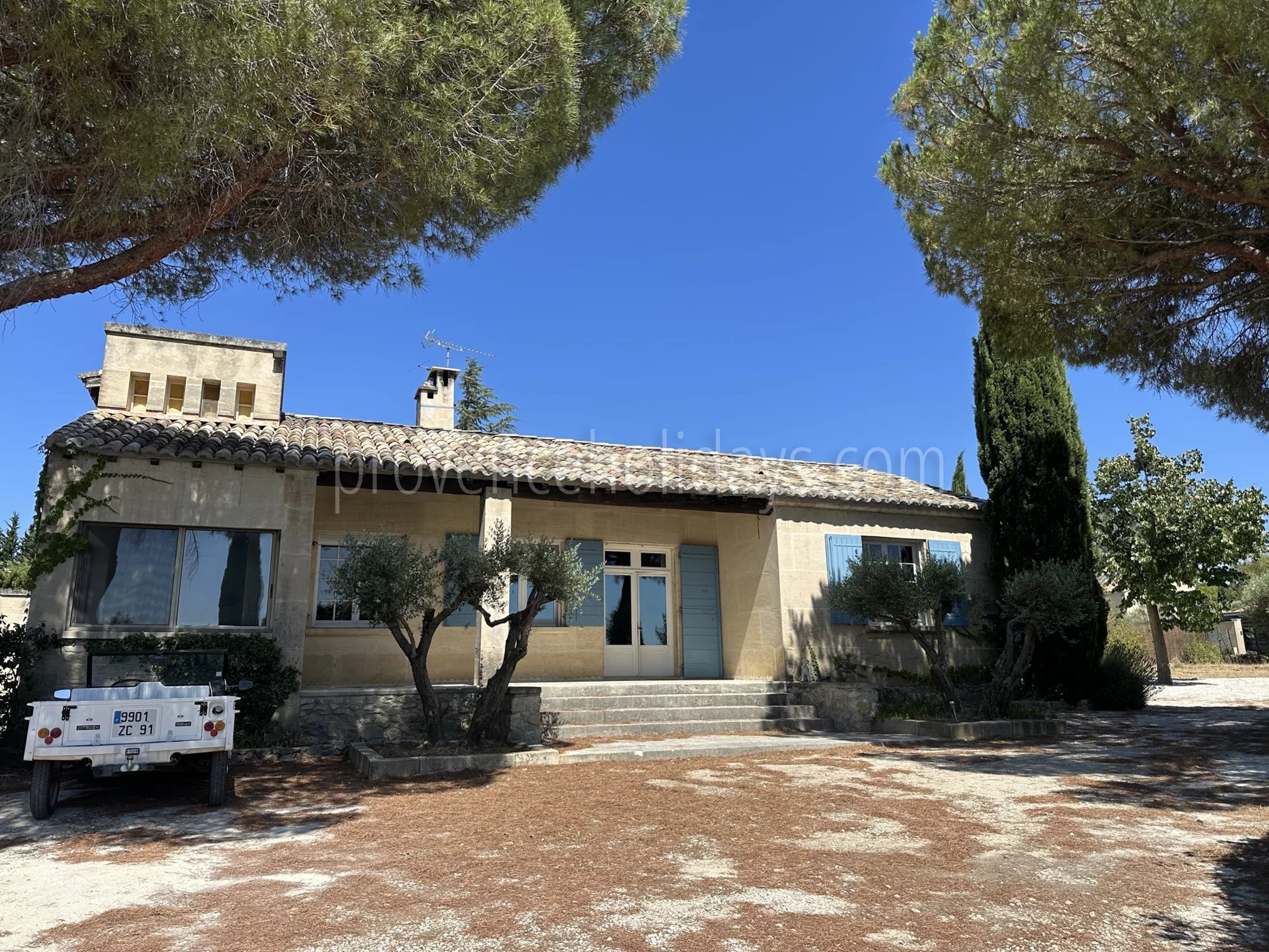 3 - Gerenoveerd huis in Fontvieille: Villa: Exterior