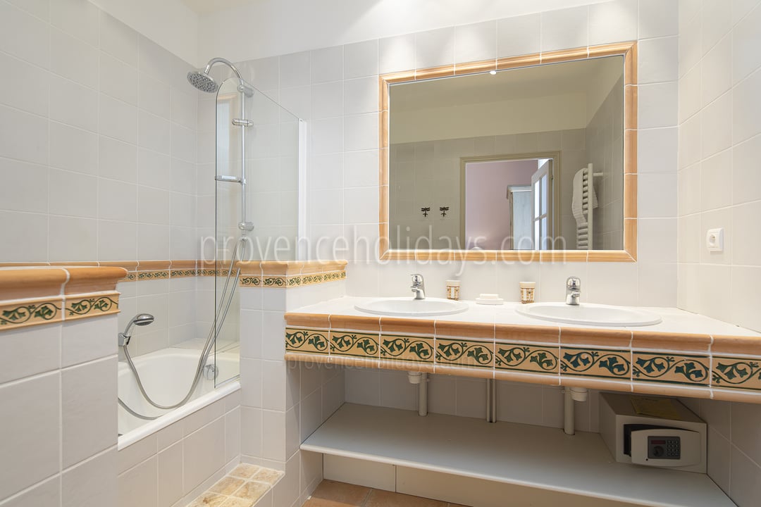 38 - Bastide Lacoste: Villa: Bathroom