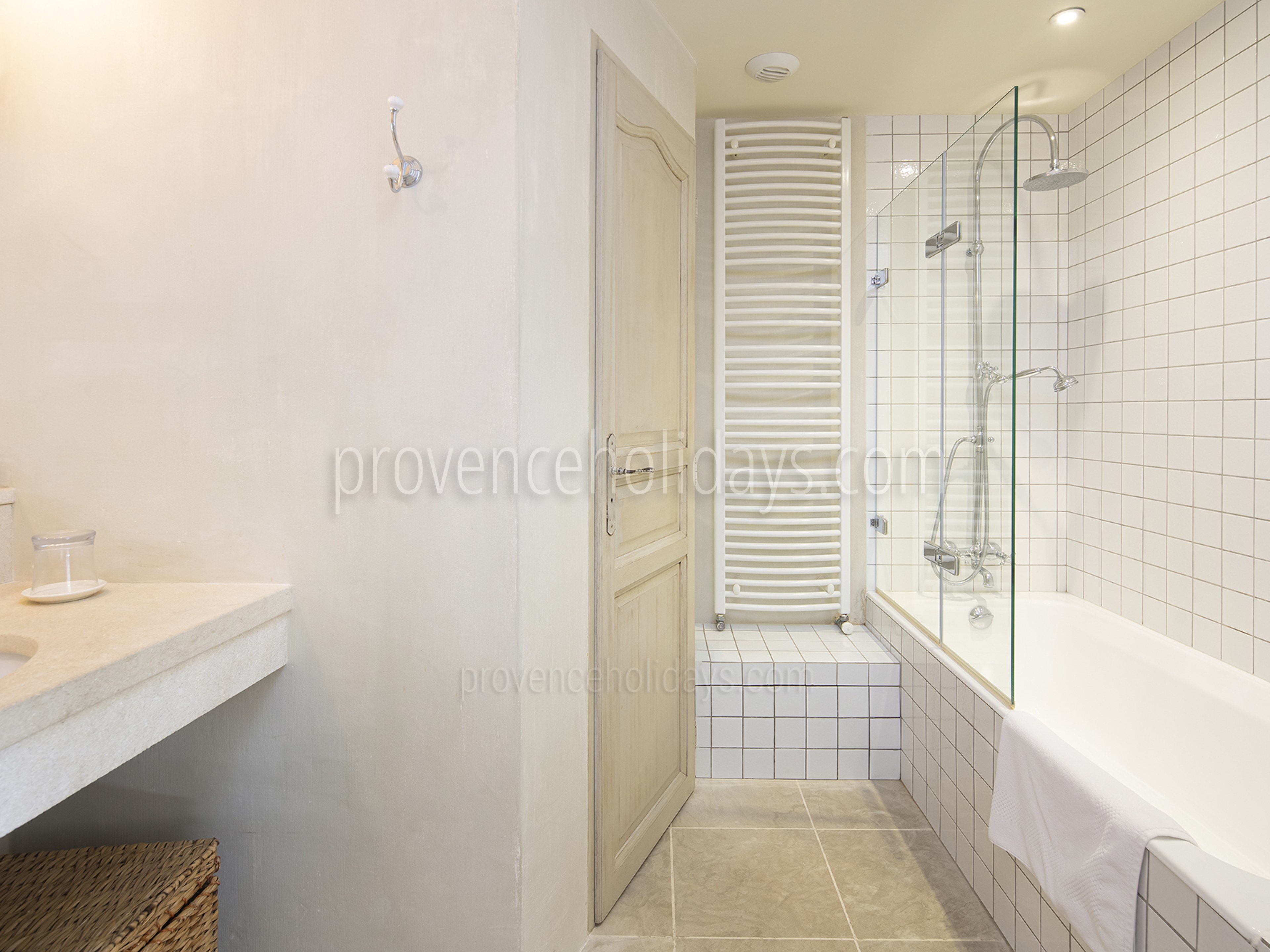 15 - Mas Cabrières-d\'Avignon: Villa: Bathroom