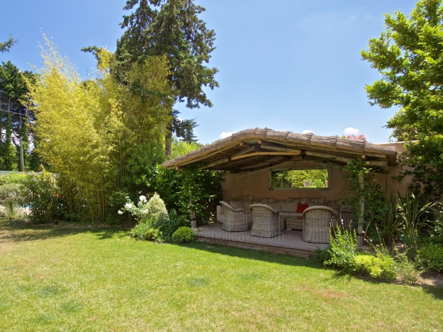 15 - La Maison des Alpilles: Villa: Exterior