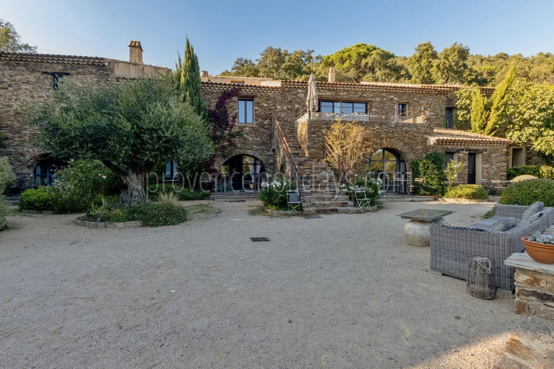 27 - Stone estate in La Garde-Freinet: Villa: Exterior