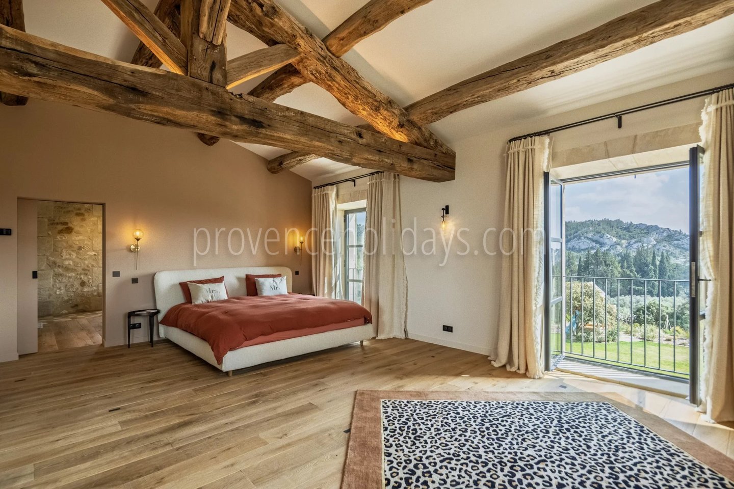 17 - Le Loup des Alpilles: Villa: Bedroom