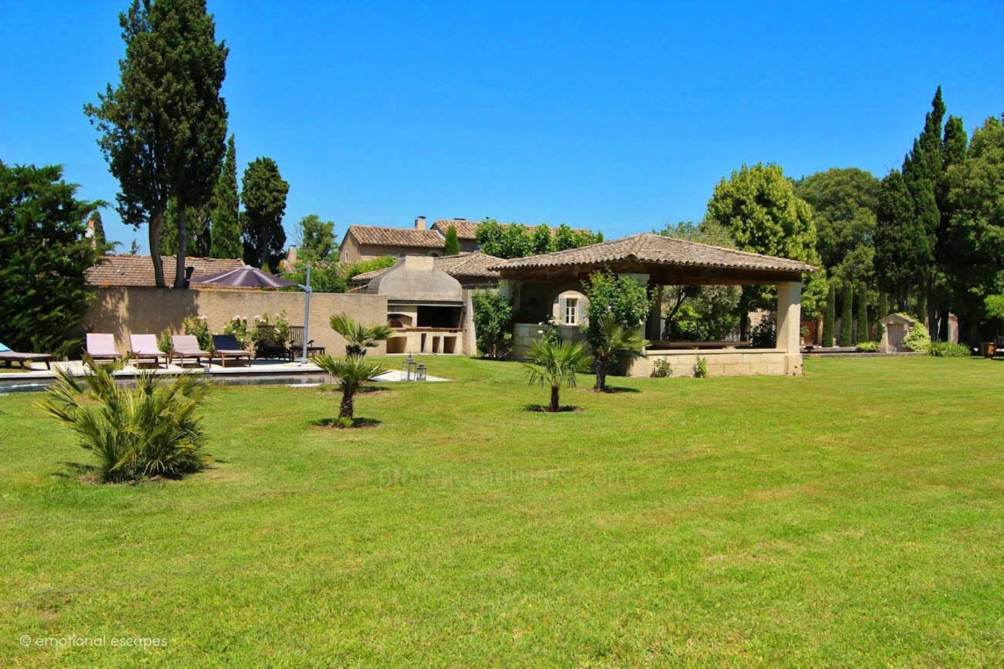 18 - Le Domaine des Cyprès: Villa: Exterior