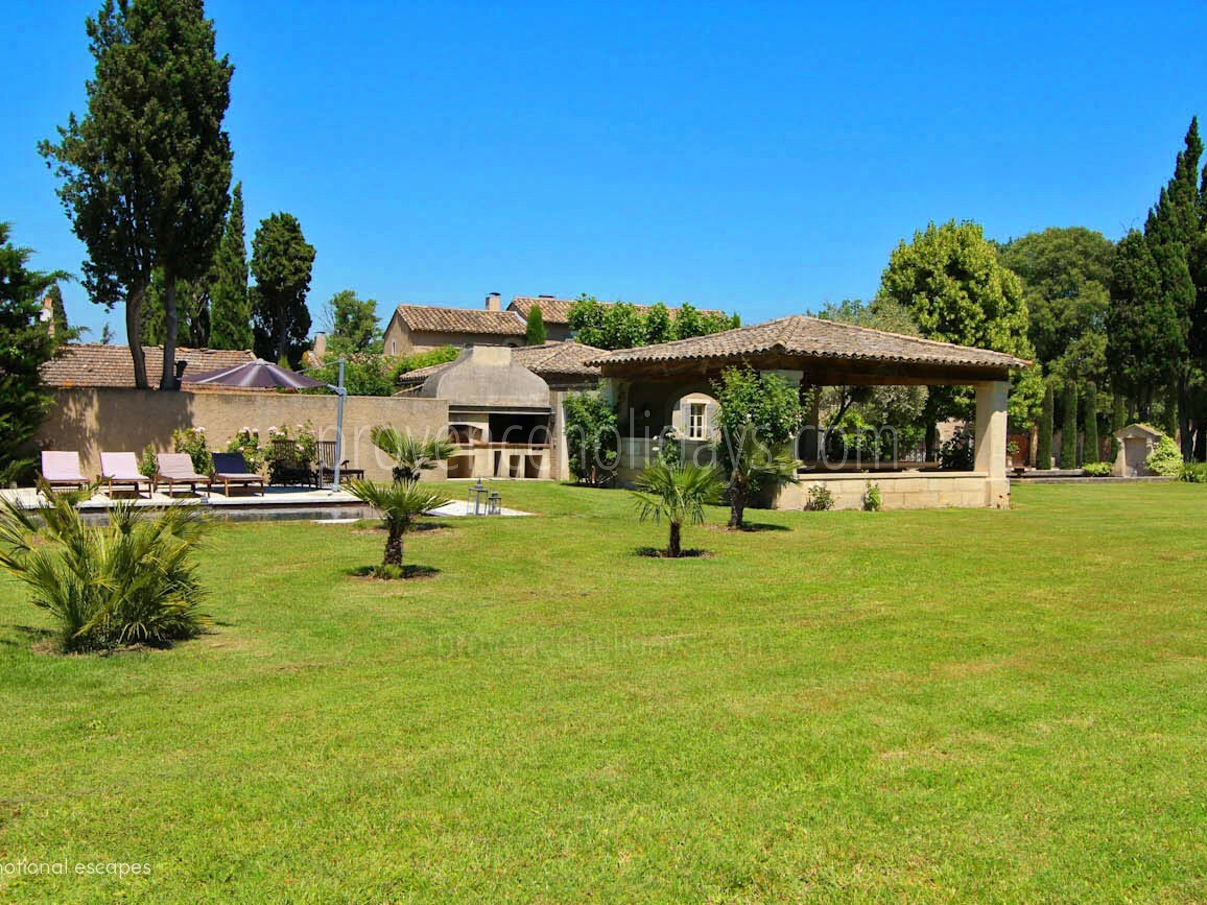 19 - Le Domaine des Cyprès: Villa: Exterior
