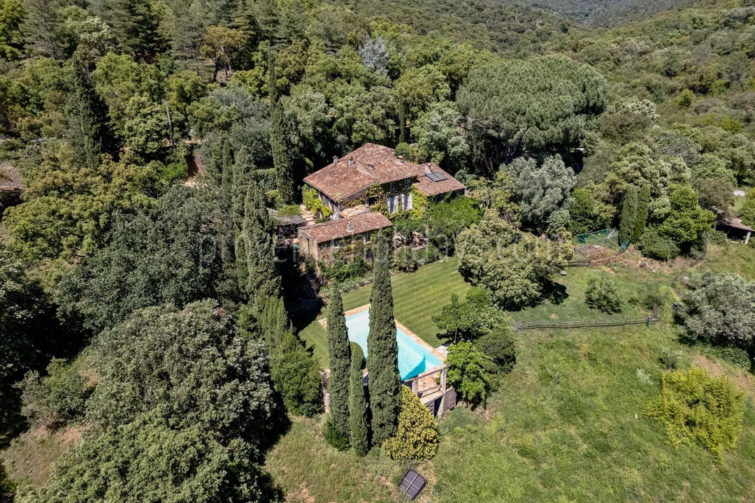 34 - Te renoveren gehucht in Grimaud: Villa: Exterior