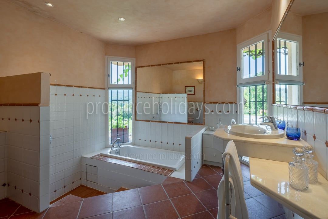 22 - Villa Goult: Villa: Bathroom