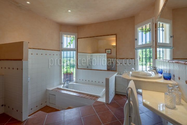 22 - Villa Goult: Villa: Bathroom