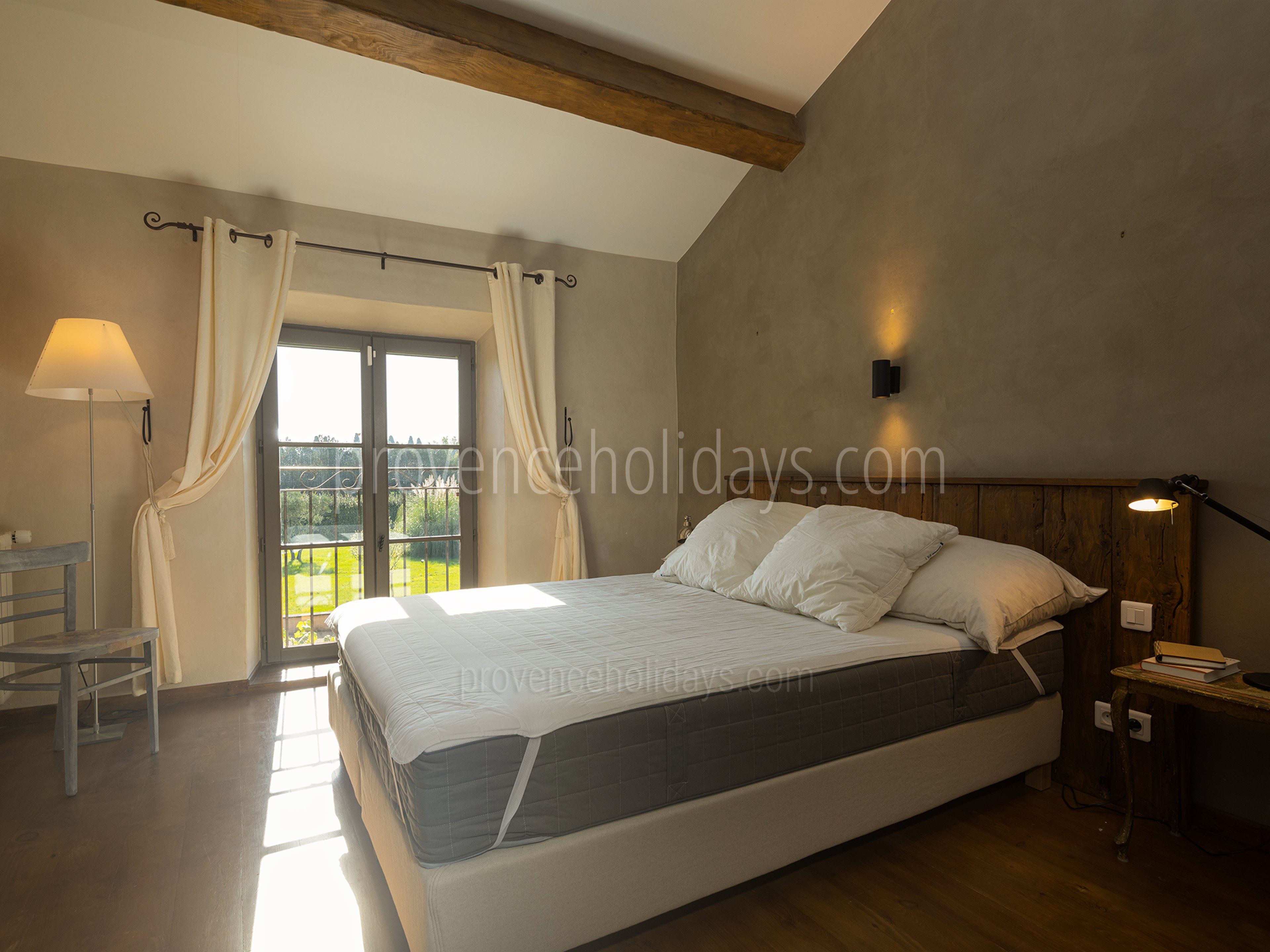 20 - Le Mas d\'Orgon: Villa: Bedroom