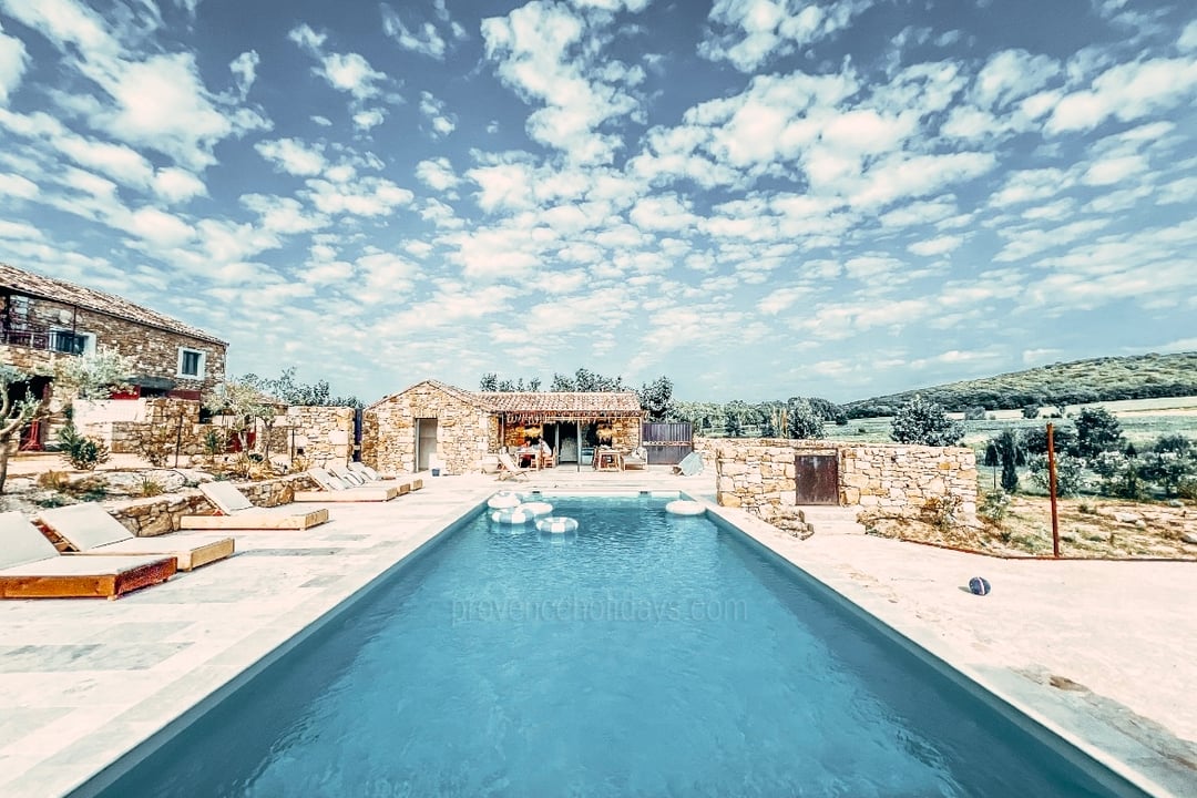 Grande propriété familiale avec piscine et bar près d’Uzès
