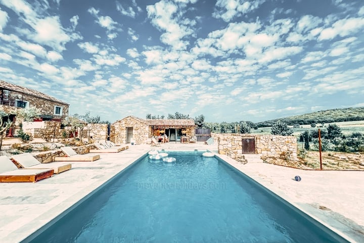 Large family property with pool and bar near Uzès