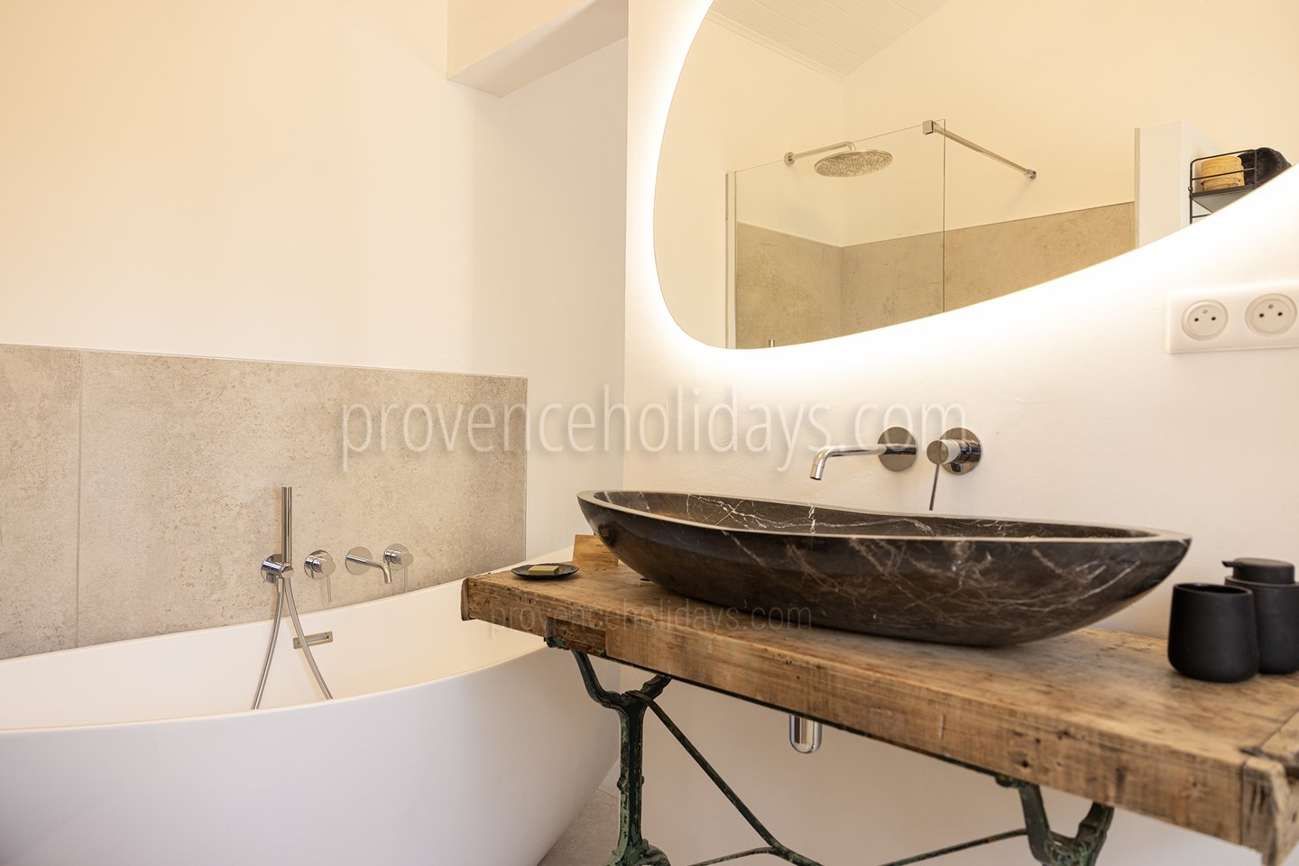 15 - Mas du Rosier: Villa: Bathroom