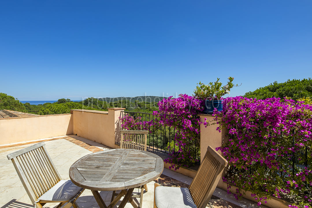 Provençaalse villa met panoramisch uitzicht op wijngaarden en zee, op een steenworp afstand van Saint-Tropez. 5 - Villa Oumeda: Villa: Exterior