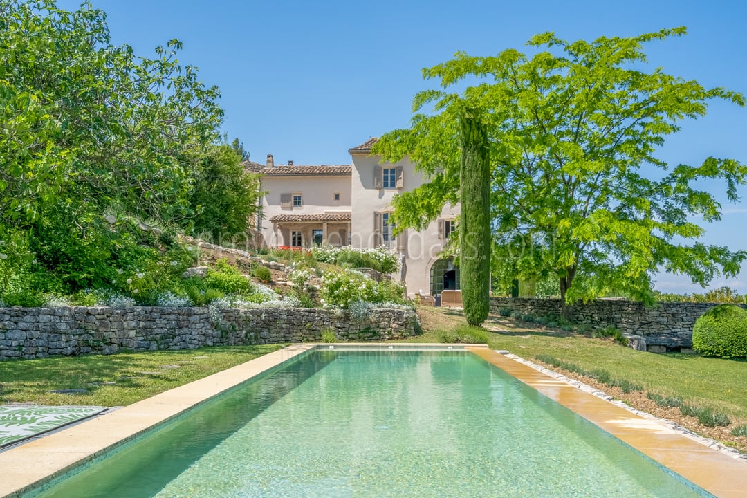 Grande bastide avec vue près de Lacoste dans le Luberon