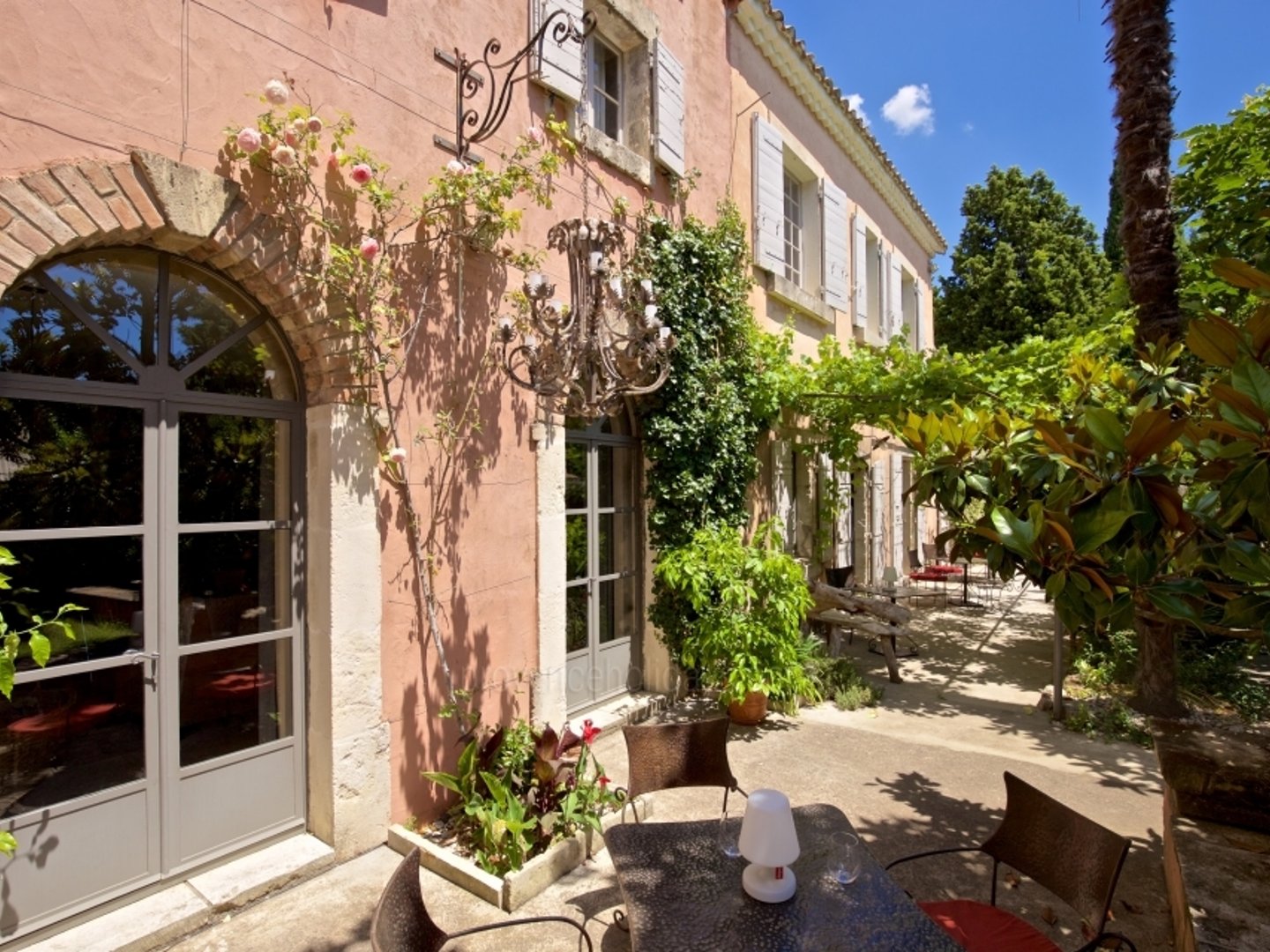 24 - La Maison des Alpilles: Villa: Exterior