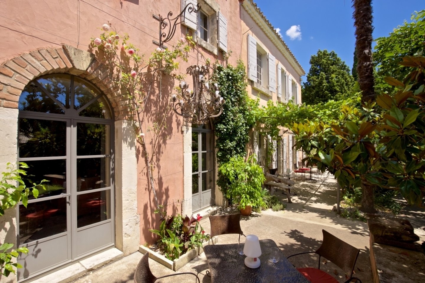 24 - La Maison des Alpilles: Villa: Exterior