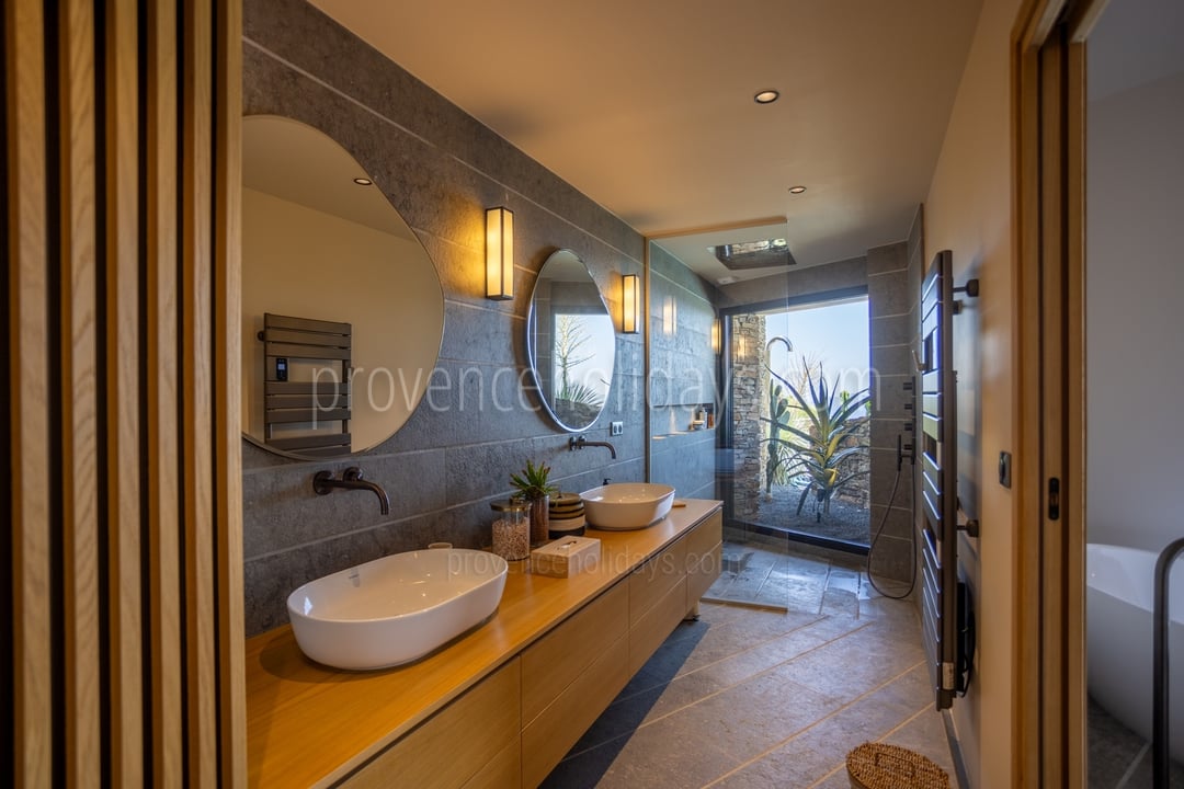 26 - Villa Des Sables: Villa: Bathroom