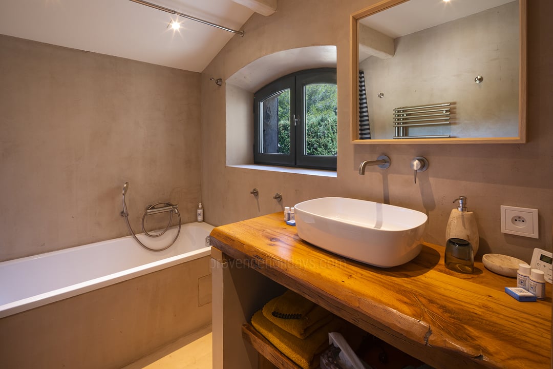 26 - Mas de Provence: Villa: Bathroom