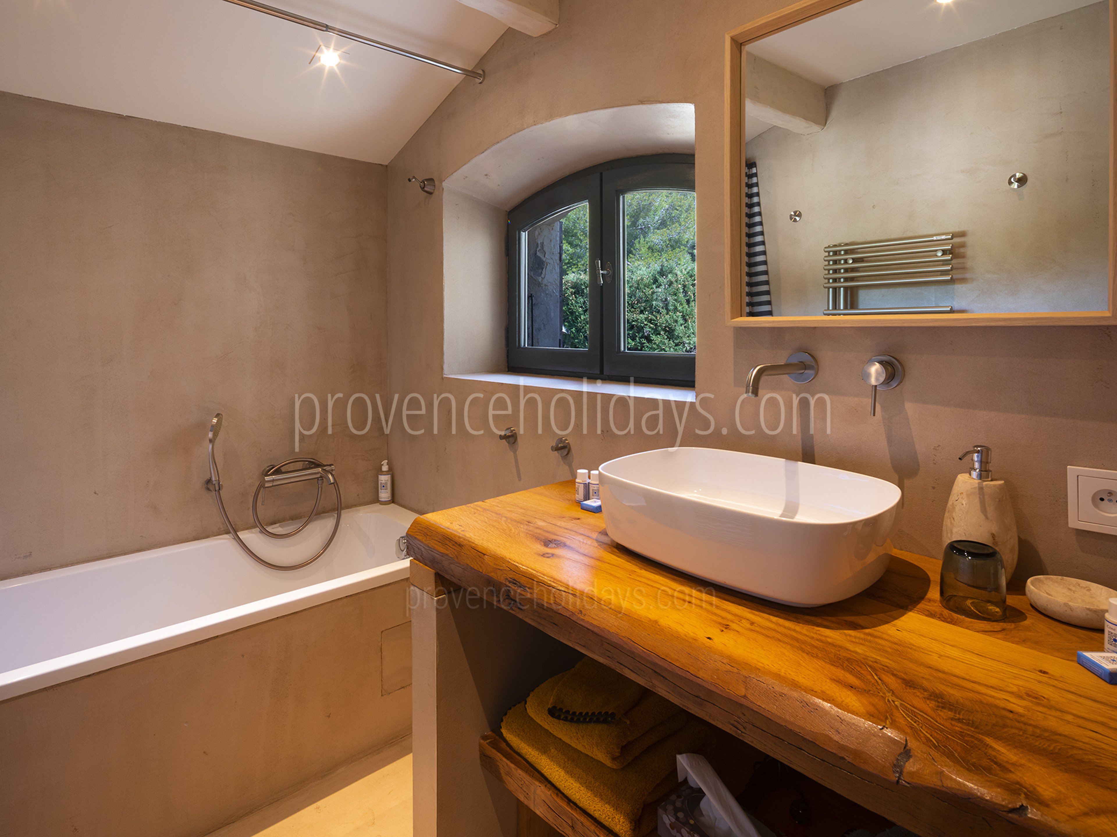 26 - Mas de Provence: Villa: Bathroom