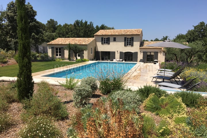 Maison provençale avec piscine à Eyragues